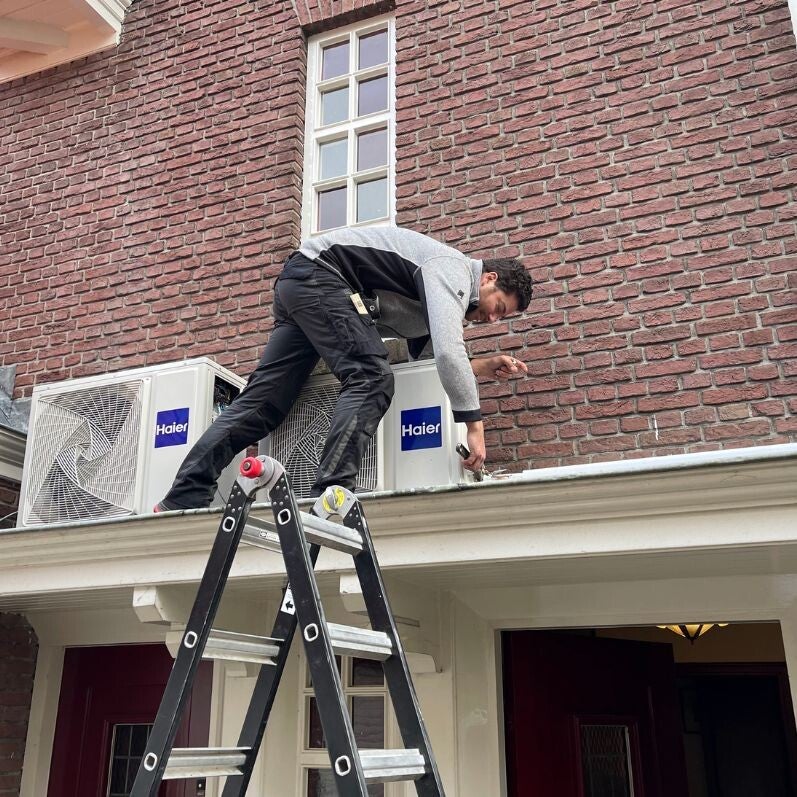 Van den Beucken aan het werk bij een airco-installatie