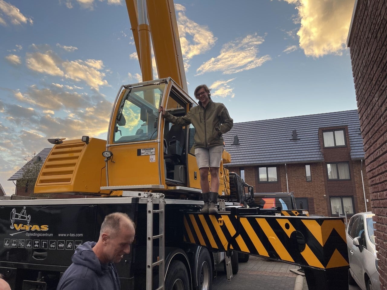 Installatiewerk met een kraan op locatie