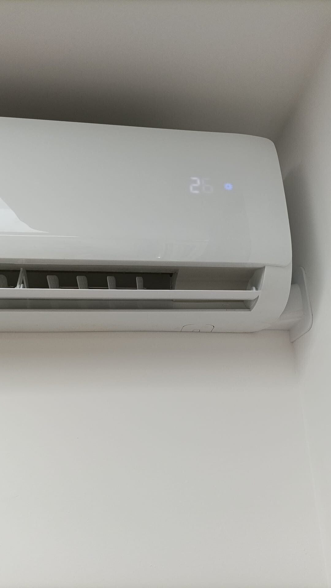 Detail van een ingeschakelde airco-binnenunit